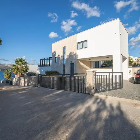 Seaside Luxury With A Swimming Pool Cove Duga, Ciovo - 24268 فيلة *