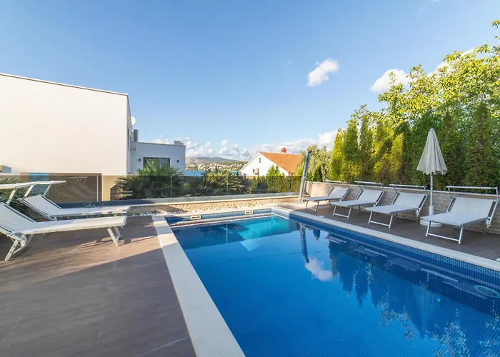 Seaside Luxury With A Swimming Pool Cove Duga, Ciovo - 24268 * 特罗吉尔